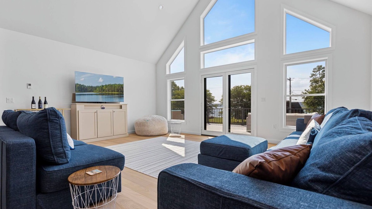 Romulus House | Seneca Serenity | Stylish & Bright Lake Escape