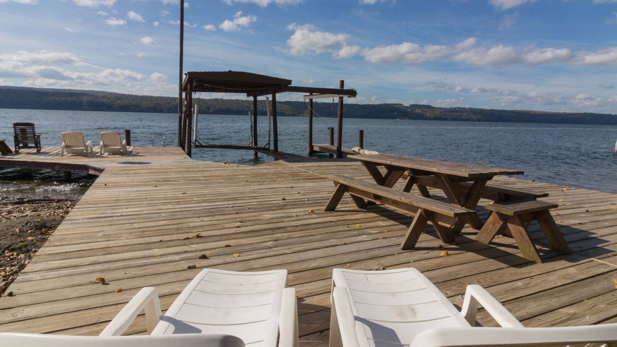 Valois Cottage | Seneca Sisters Lodge: Private escape with bonus lake cottage next to wineries