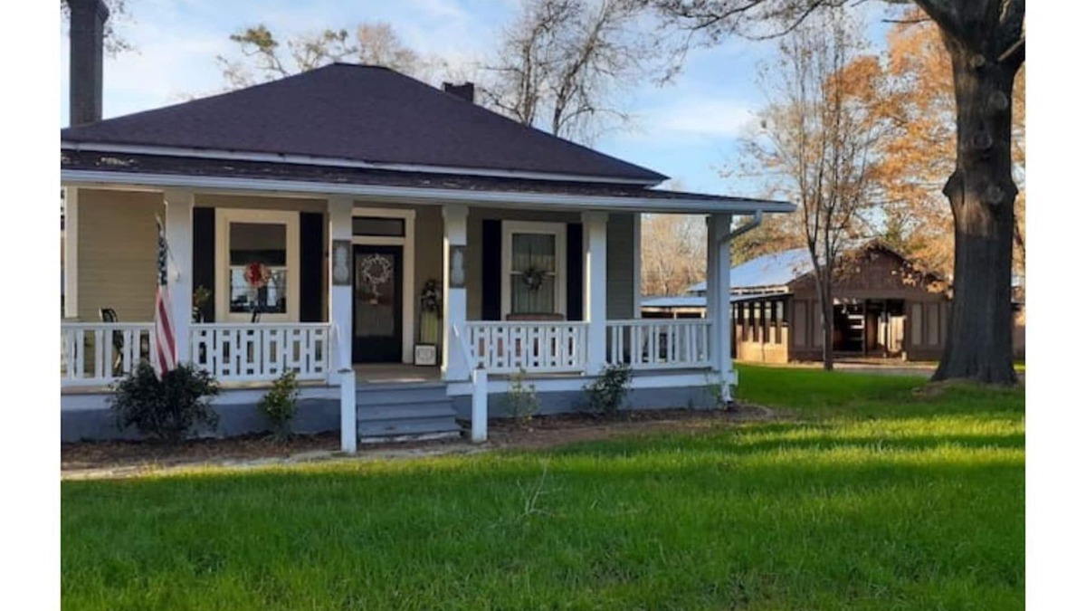 Turin House | Senoia Farmhouse close to town, the home of The Walking Dead.