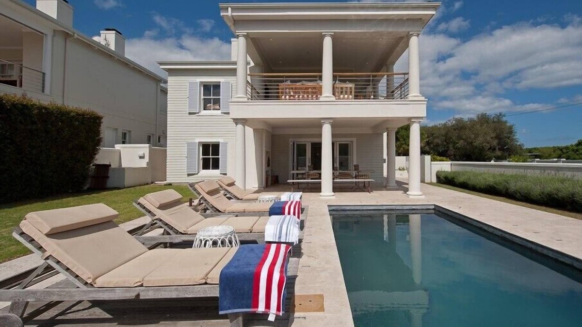 Voelklip Villa | Sensational Beach House in Hermanus- No Loadshedding as Inverter installed
