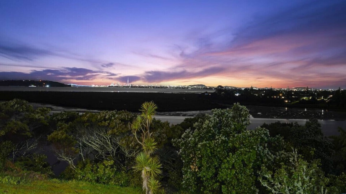 Te Atatu Peninsula House | Sensational Clifftop Masterpiece | Sea & City View