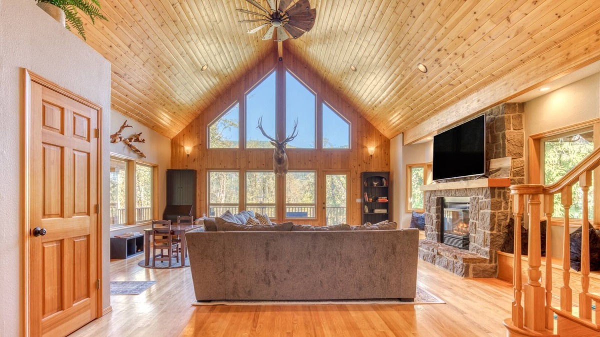 Marmot House | Sensational Private Mountain Lodge on 10 Acres, Pet Friendly, StarLink, Pool Table, Games, FireTable
