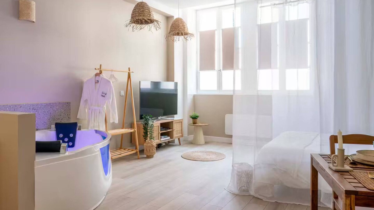 Nemours Apartment | Sensual, romantic suite with whirlpool bath: an intense moment