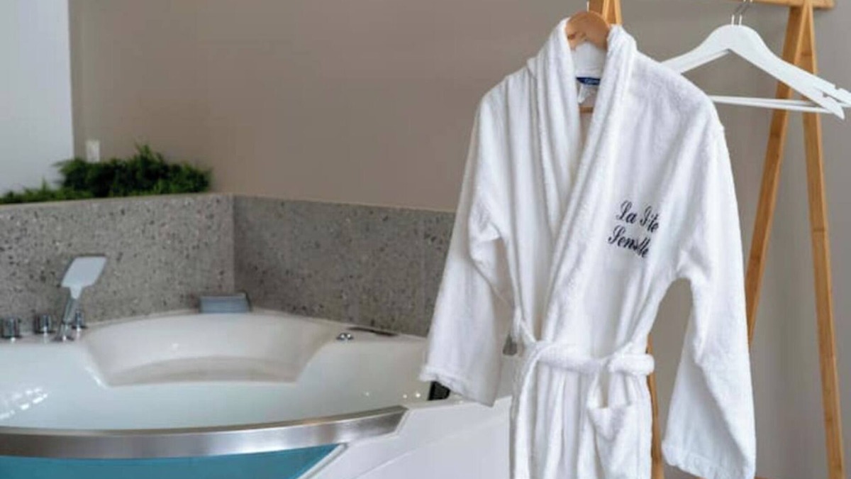 Saint-Pierre-les-Nemours Apartment | Sensual suite and whirlpool bath