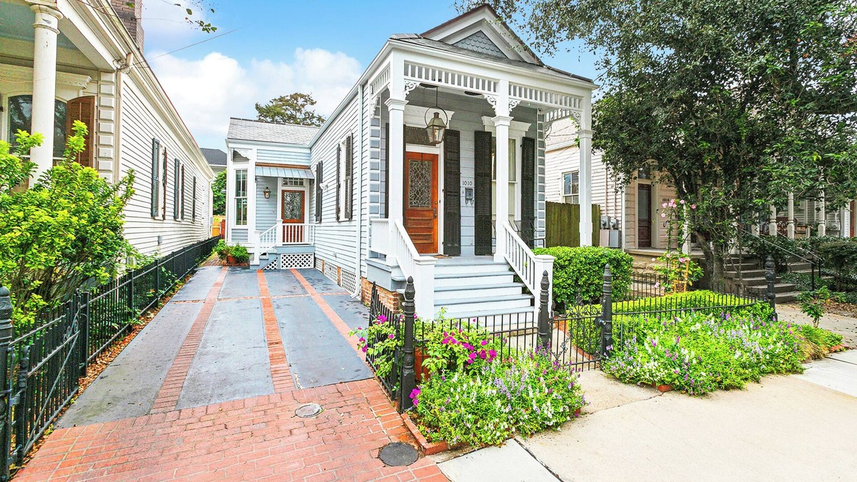 Audubon House | Separate-Entrance Exclusive Use Guest Suite-steps to Magazine St. & St. Charles