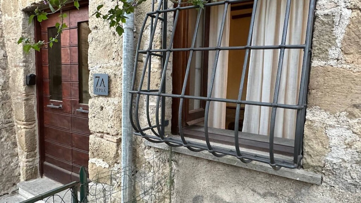 Lake Bracciano House | Septà - Pittoresca Casa Vacanze nel Centro Storico Vista Lago, Piccolo Giardino