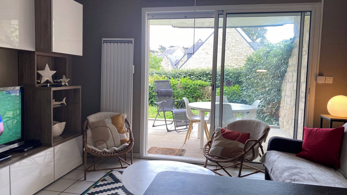 Carnac Apartment | -Sept 23 to 30 CARNAC PLAGE- APPART. T2 ground floor. private residence.WIFI. parking