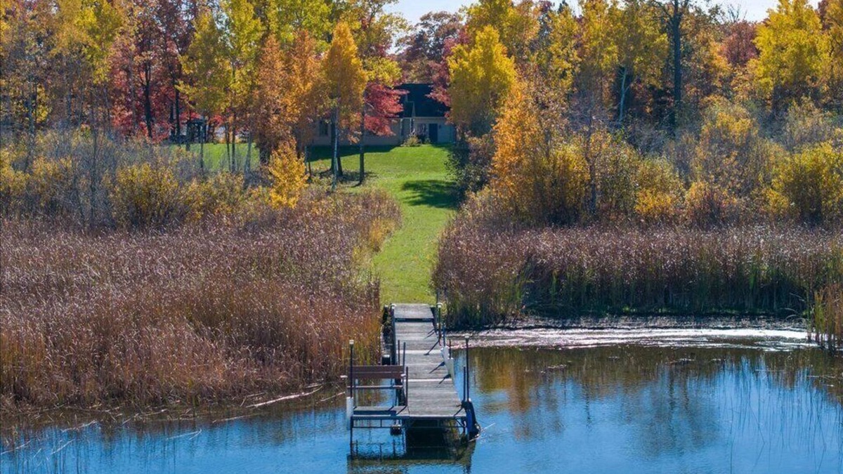 Nisswa Cabin | Sept 4-7 Open! Lake Edward, Mins to Nisswa, Hot Tub , Game Room , Firepit