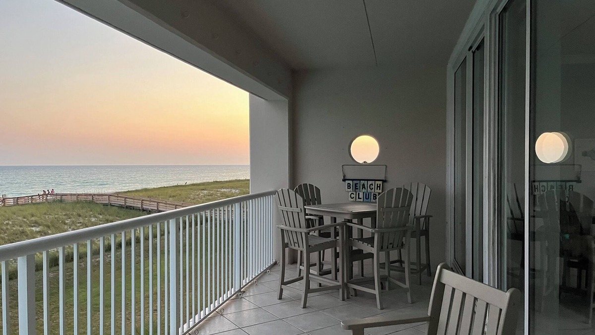 Navarre Beach Condo | September discounted! Dates with beach service included until the end of Oct.