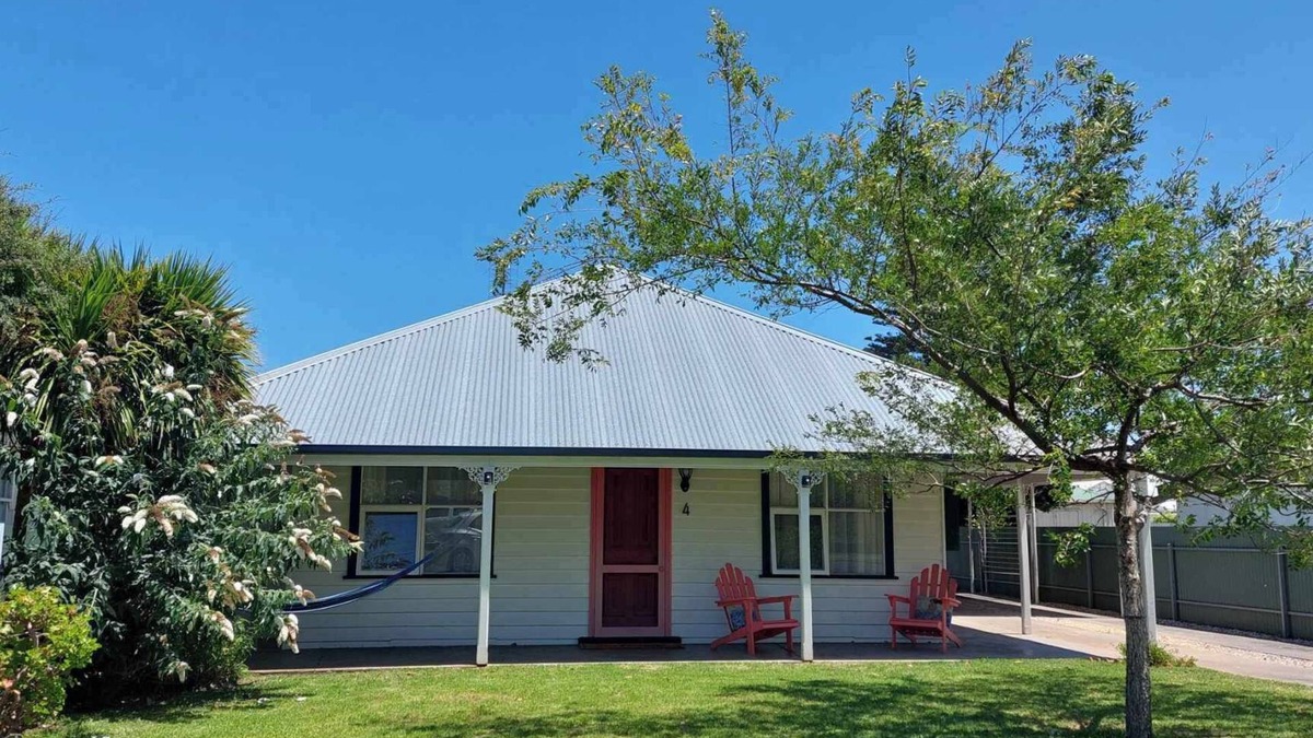Rivoli Bay House | Serendipity Holiday Cottage - The beach in 60 seconds.