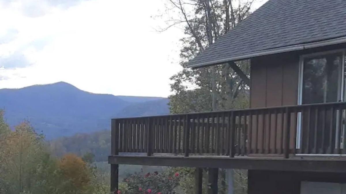 Haywood Cabin | Serendipity with a View. (cozy mountain retreat)