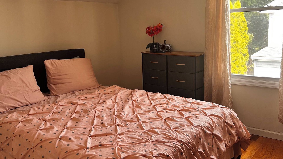 Clason Point House | Serene 1-bedroom in a 3bd 2ba house with WiFi in The Bronx
