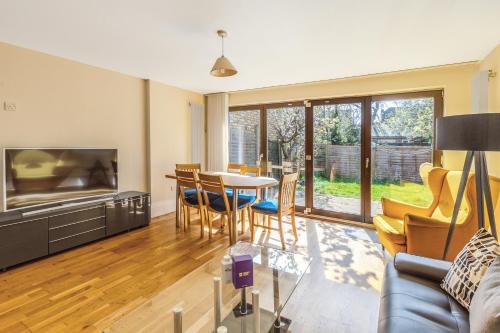 Wimbledon Park Apartment | Serene 1BR Wimbledon Apt with Private Garden & Parking