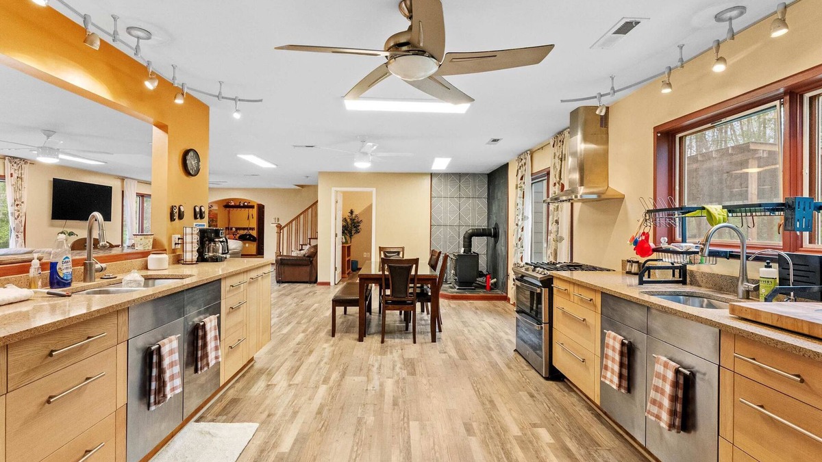 Brodnax House | Serene 22-Acre Country Haven for Families & Groups
