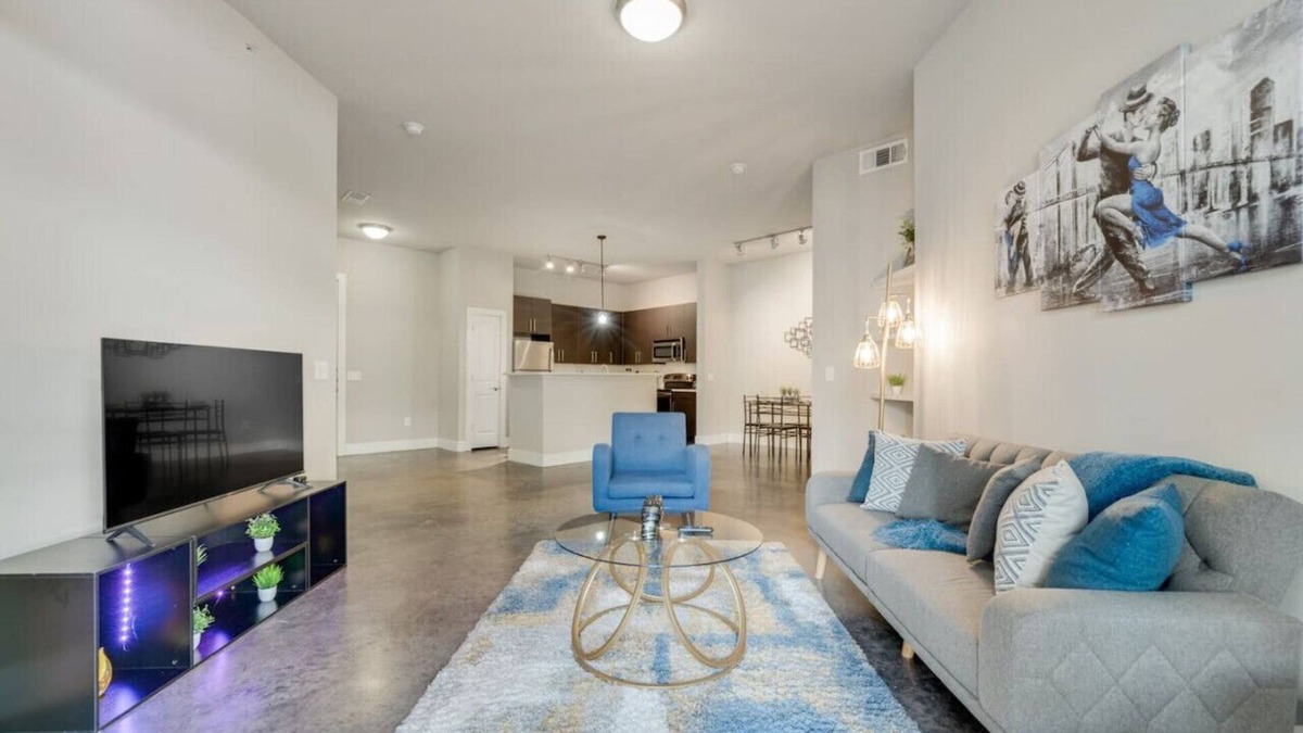 Dallas Apartment | Serene 2BR I Pool I Gym I Free Parking I Workspace