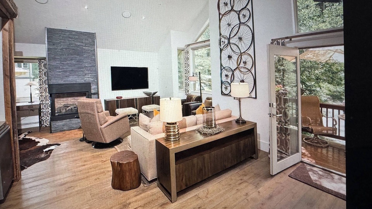 Intermountain House | Serene 3-bedroom 3.5 bath house with hot tub and parking next to the bus stop!