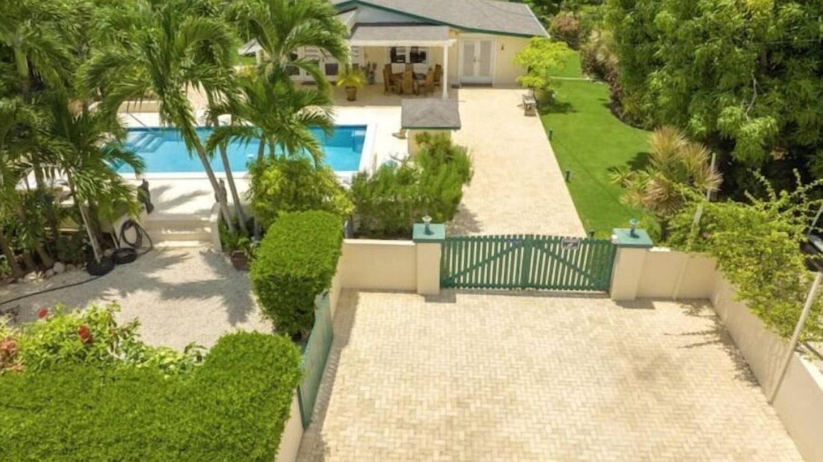 Newlands House | Serene 3 Bedroom Home with Saltwater Pool & Gardens