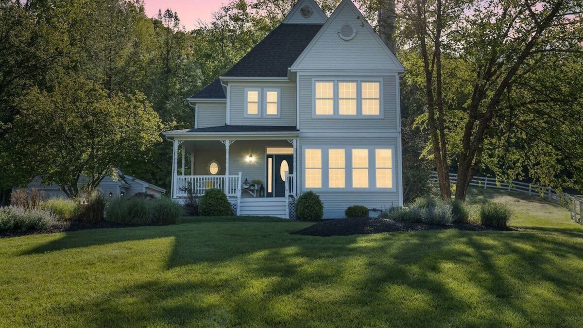 Saint Albans House | Serene 4BD/4BA Countryside + HotTub by Lake & Golf