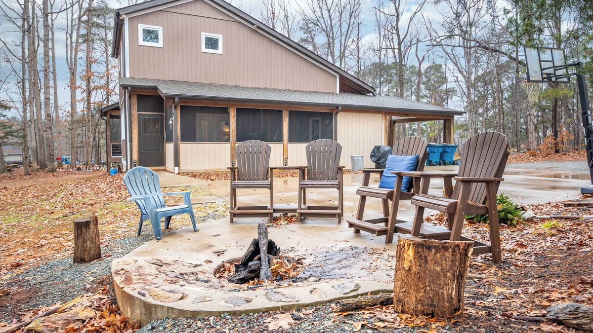 Burlington House | Serene 4br Country Retreat Awaits - Near Greensboro and Elon University!