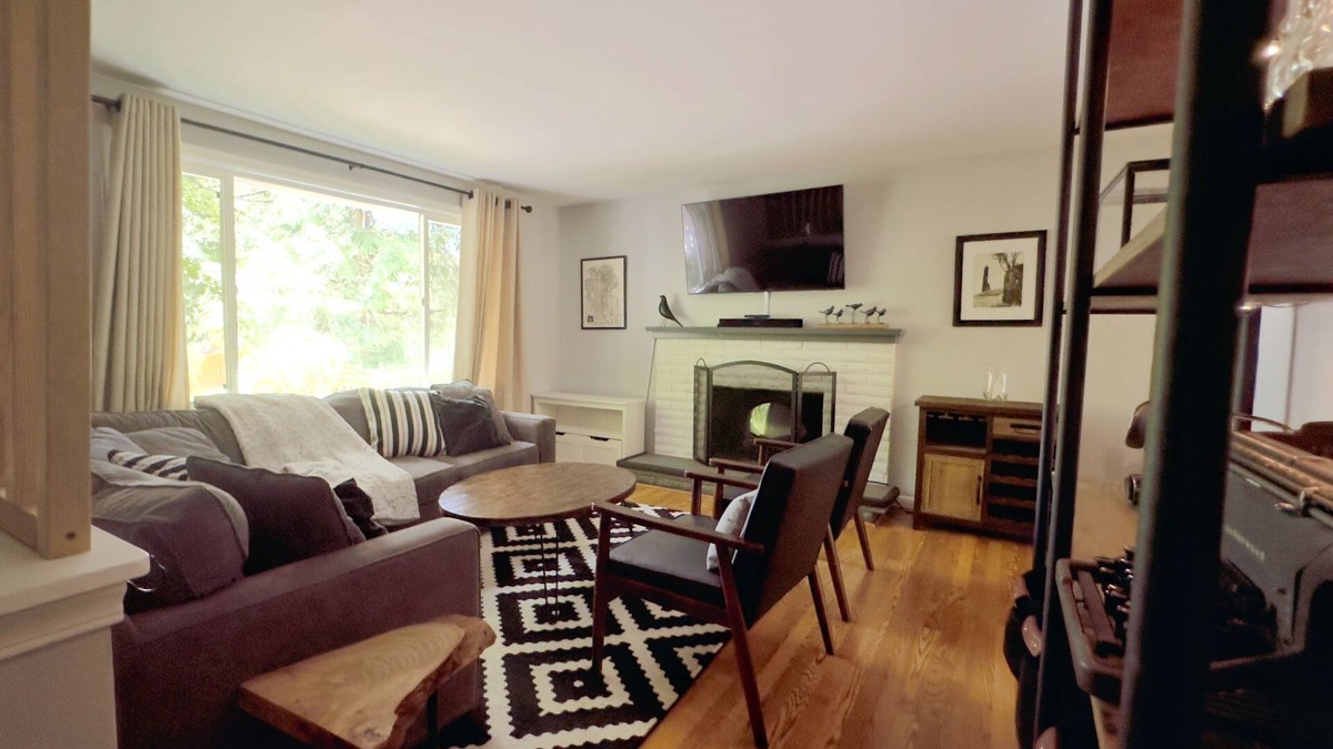 Inglewood-Finn Hill House | 🏔️ Serene 4BR Retreat w/Outdoor Dining, Gym, Workstation & Modern Comforts