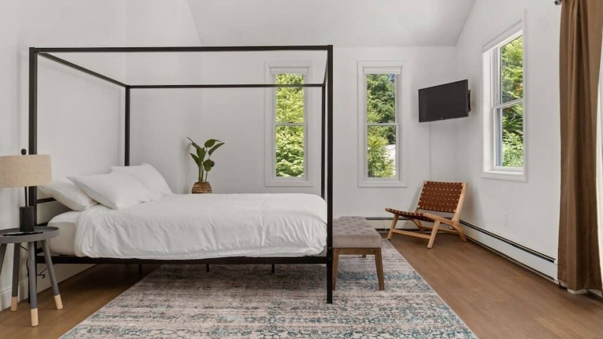 Newbury House | Serene 5-BR Near Pond, 15-min to Mt. Sunapee