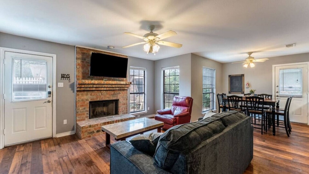 Cedar Hill House | Serene and Dazzling 3 Bedroom Home