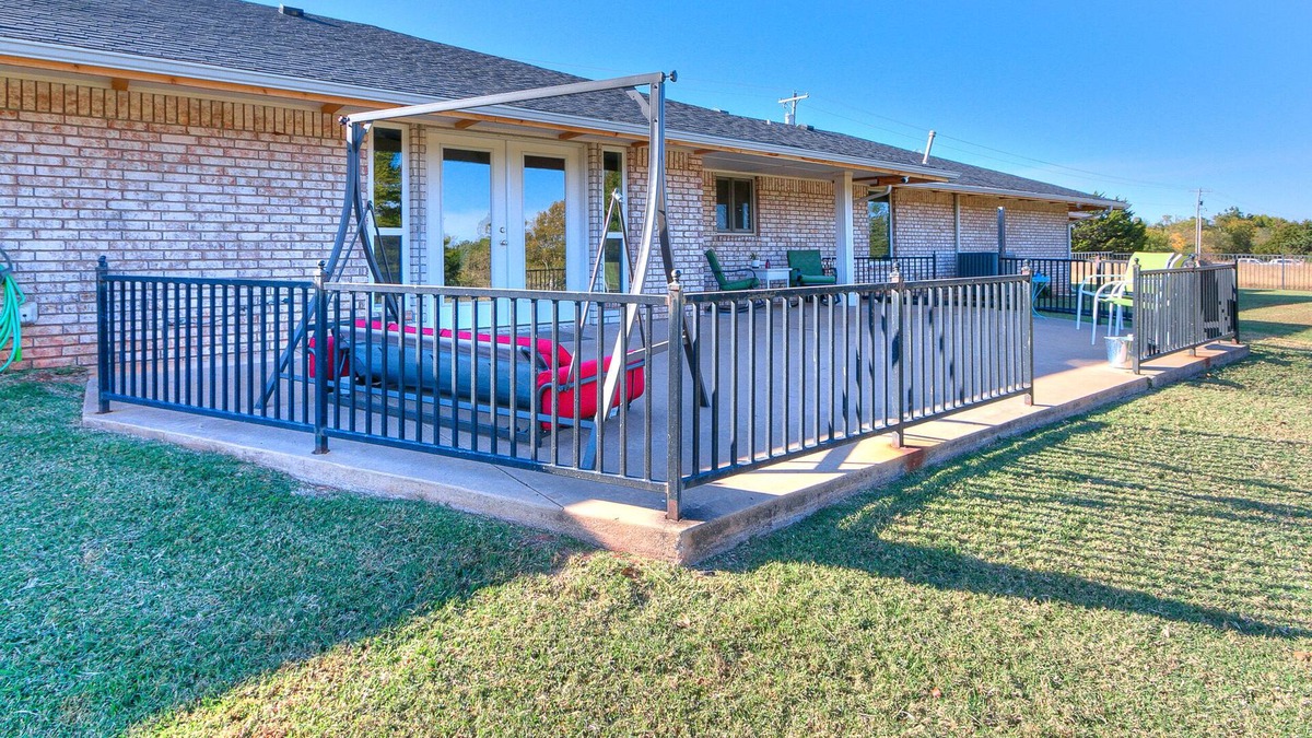 Cedar Valley House | Serene and Spacious Farmhouse RANCH >> Dogs Welcome