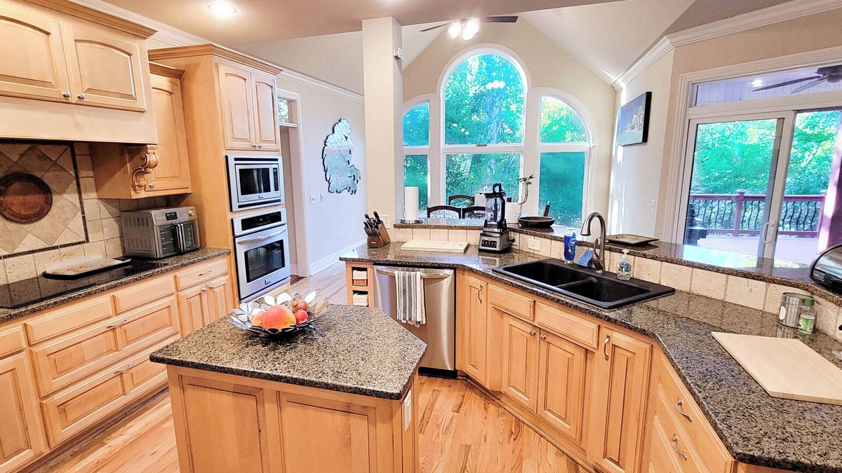 Bentonville House | Serene and spacious 5-bedroom house in Bentonville with view in great location
