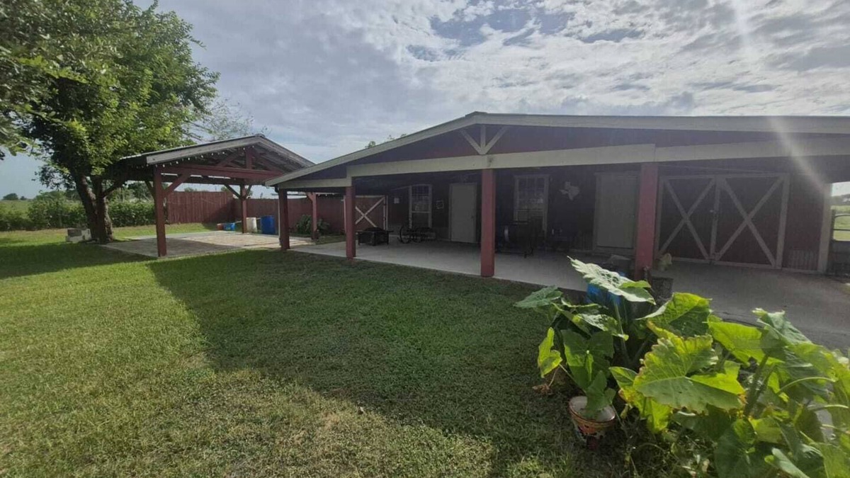 Lissie House | Serene barn house with cattle in Wallis, TX - Perfect for a peaceful getaway