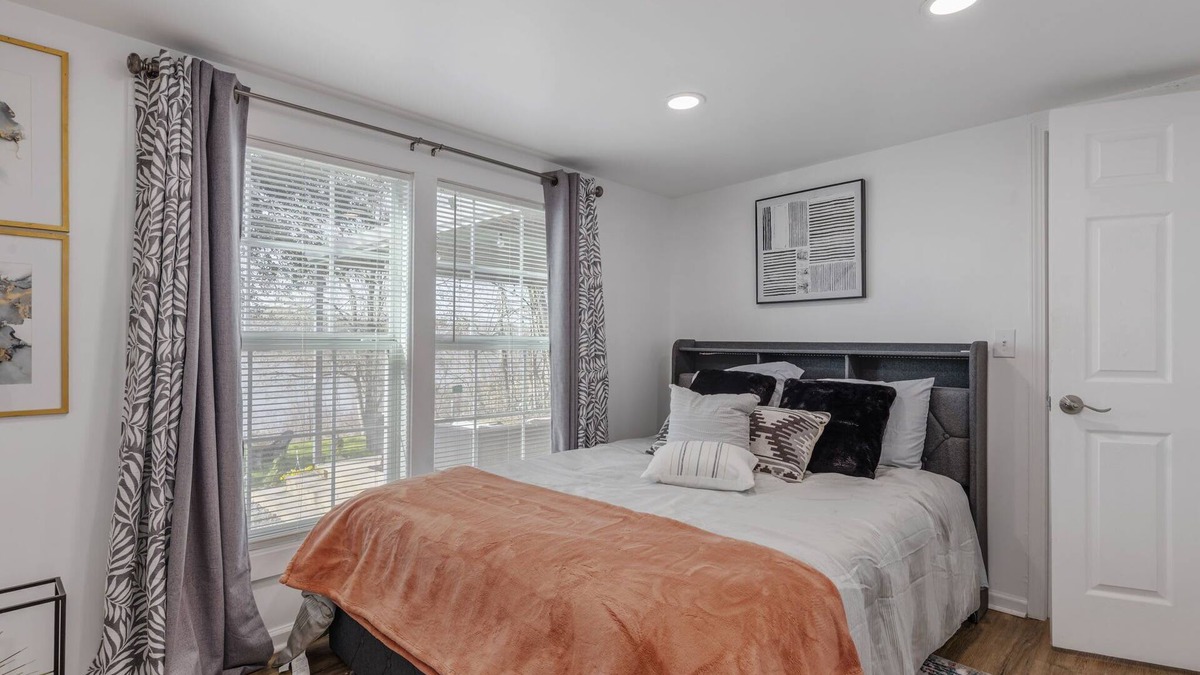 Lottie House | Serene Bayou Stay Large 4BR Home for Families & Groups