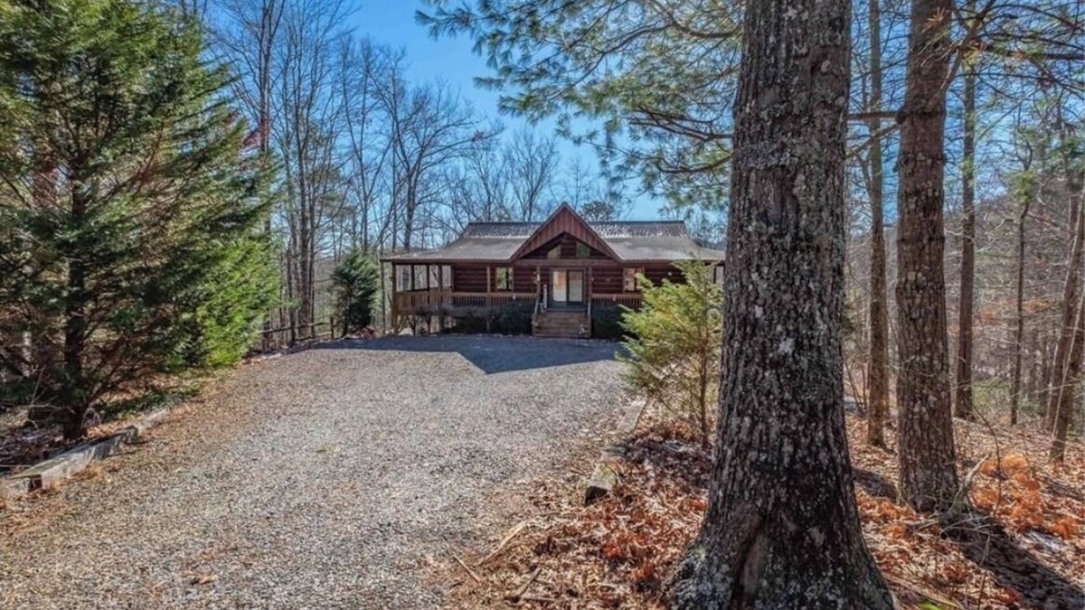 Unaka Cabin | Serene Blue Ridge-Ocoee cabin, FULL porch, fireplace, pool table, pet friendly