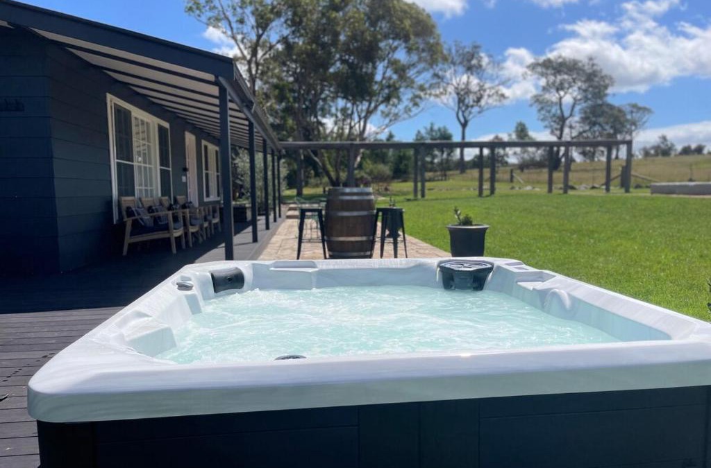 Canyonleigh House | Serene bush cottage with an outdoor spa