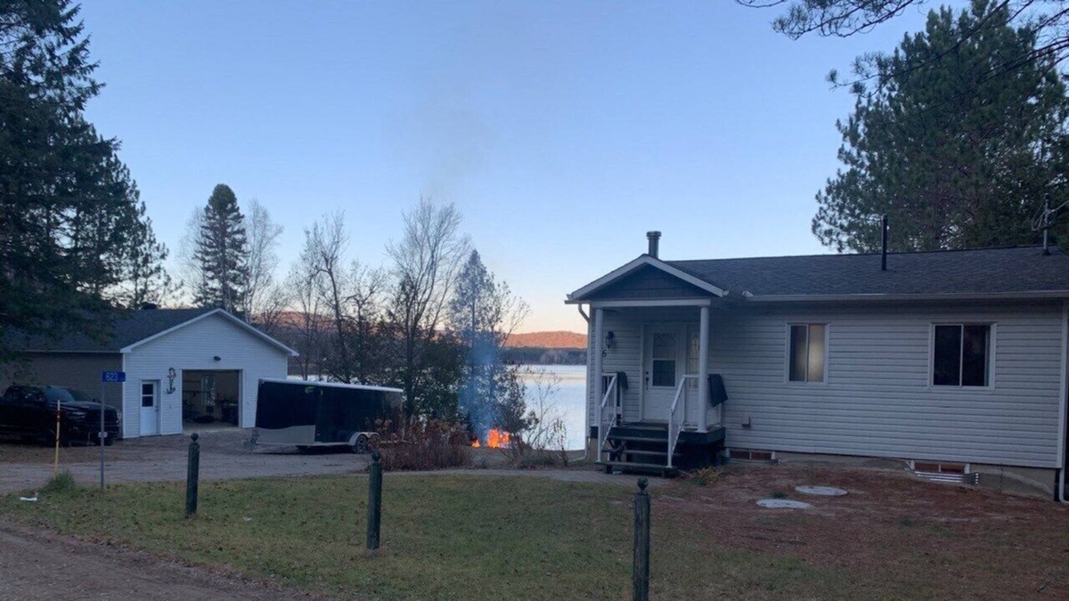 Notre-Dame-de-Pontmain Cottage | Serene waterfront 4 bdrm/2 bath cottage with wifi/hot tub/deck/bbq/firepit/dock