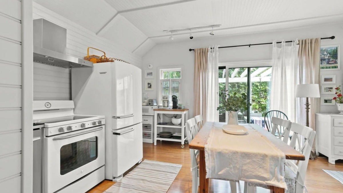 Cotuit Cottage | Serene Cape Cod Cottage. Walk to Beach, Harbor & Village. Bikes, Kayaks &more