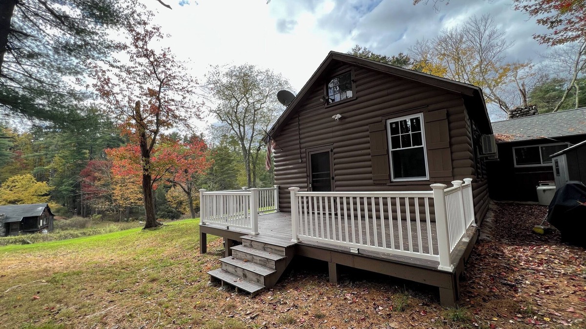 Forestburgh Cabin | Serene Catskills Lakefront Cabin - Rustic Hideaway