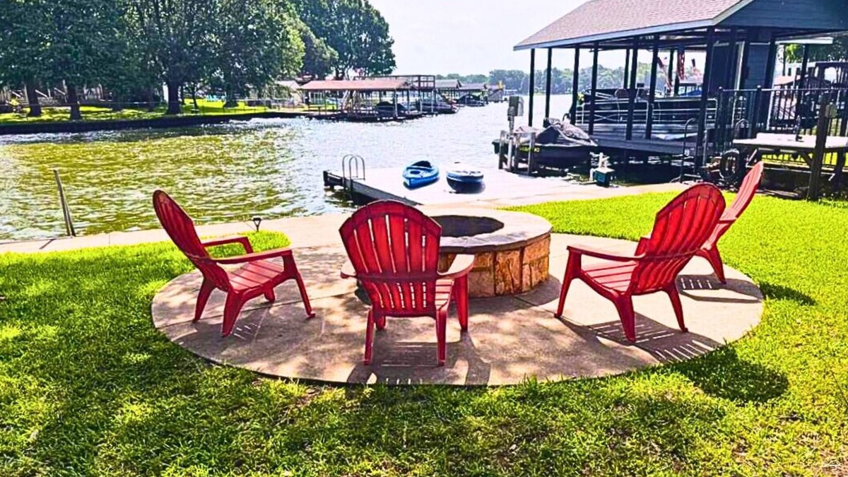 Gun Barrel City House | Serene Cedar Creek Lake Home! Huge Yard, Firepit, Fish, Kayak, Swim & More!