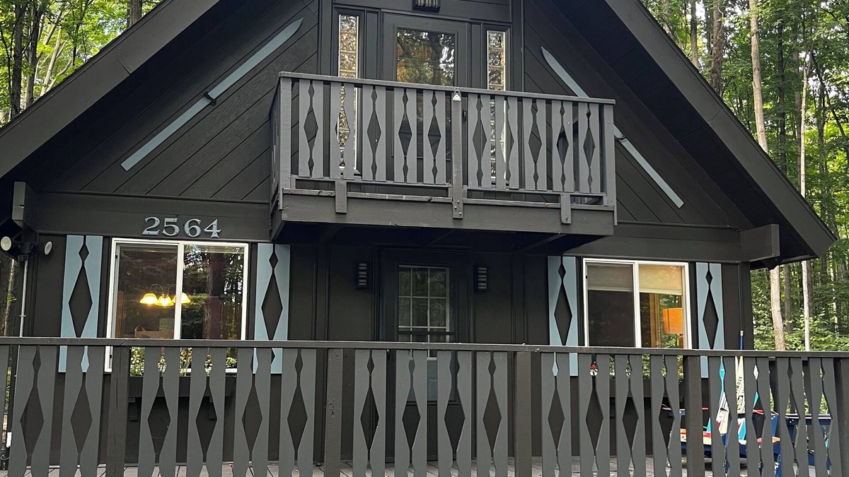 Bellaire Cabin | Serene chalet with fire pit, hot tub and barrel sauna in Shanty Creek