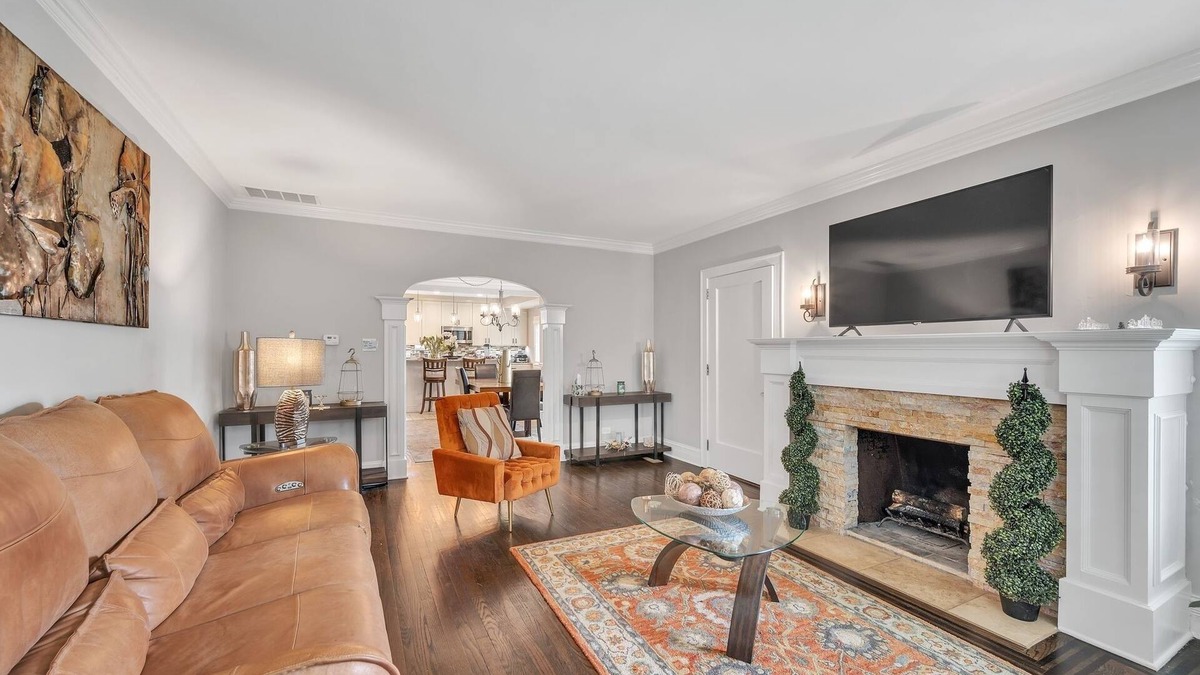 Des Plaines House | Serene & Charming 5BR Des Plaines Getaway by RedAwning