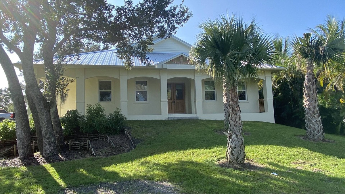 Roseland House | Serene coastal beauty located 1 block off the Indian River.