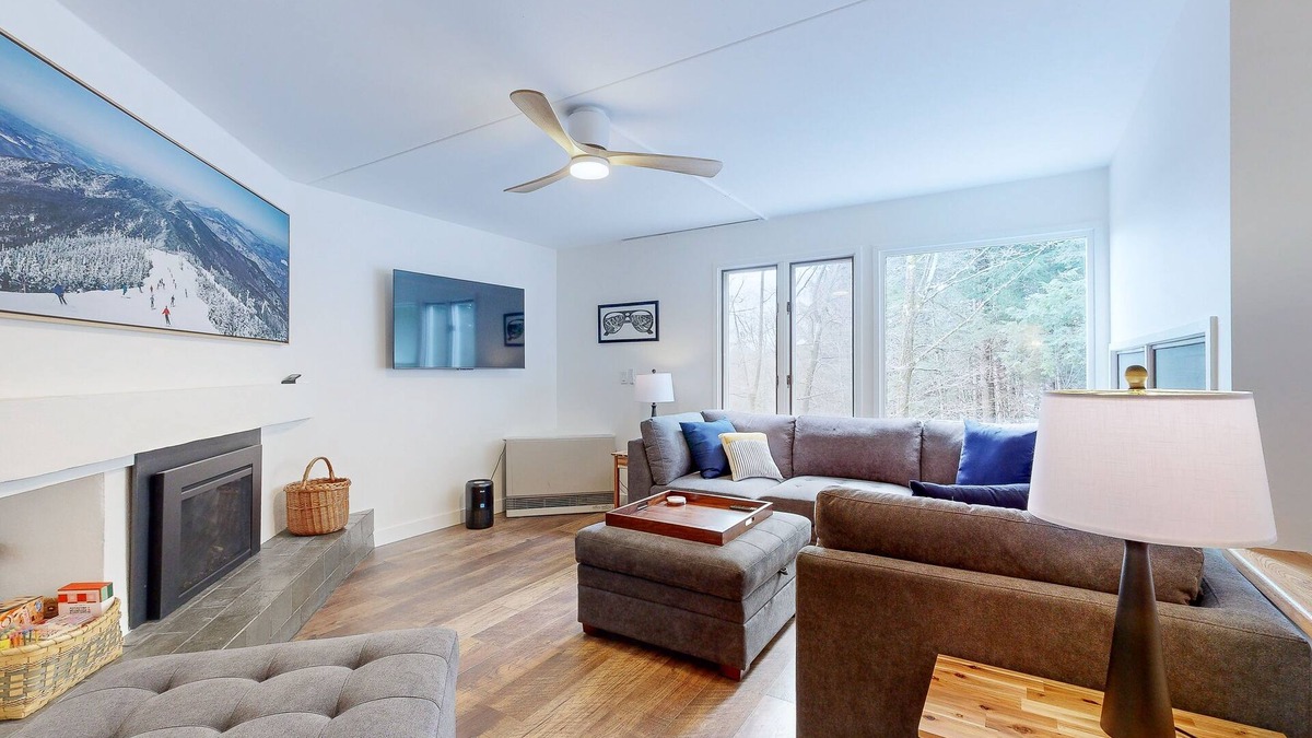 Warren Condo | Serene condo near shuttle to slopes with pools, sports courts, & hot tub