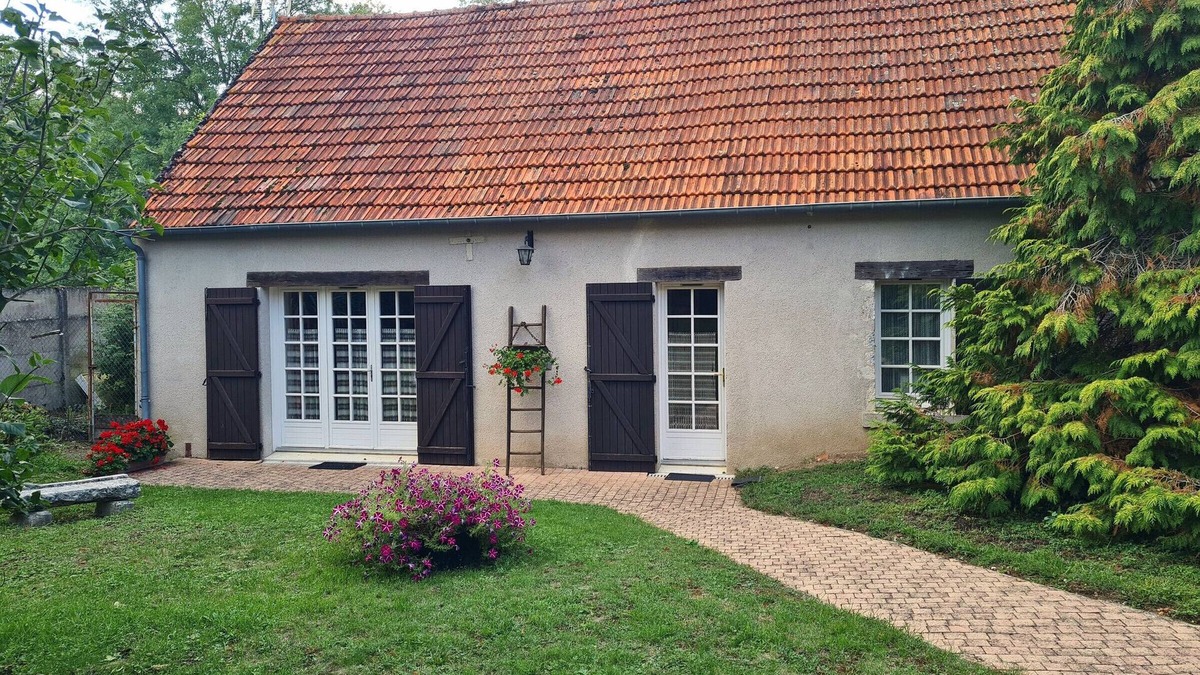 Saint-Ay Cottage | Serene Countryside Getaway: 6 Guests, Near Loire Castles, Private Terrace, Garden