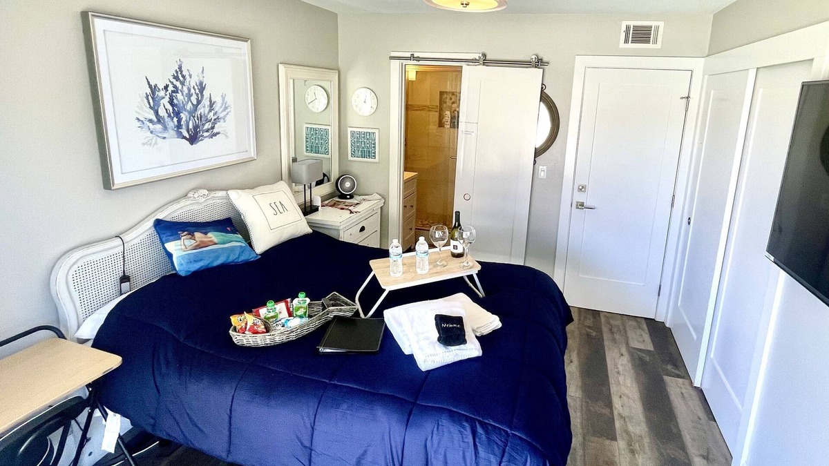 Del Mar Heights House | Serene Del Mar Beach Private Entrance 1 BD 1 BA Suite.