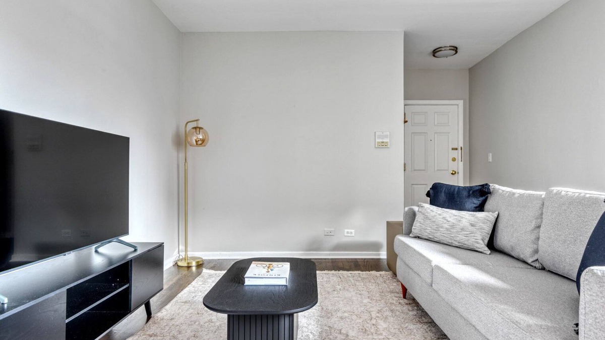 Evanston Apartment | Serene Evanston 1BR w/Dishwasher, walk to Northwestern, by Blueground