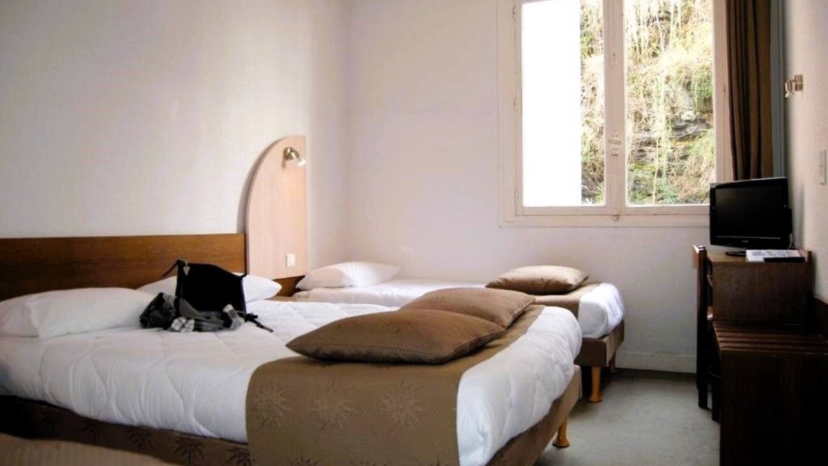 Lourdes Hotel | Serene Family Suite with Ample Space & Balcony - Free Parking