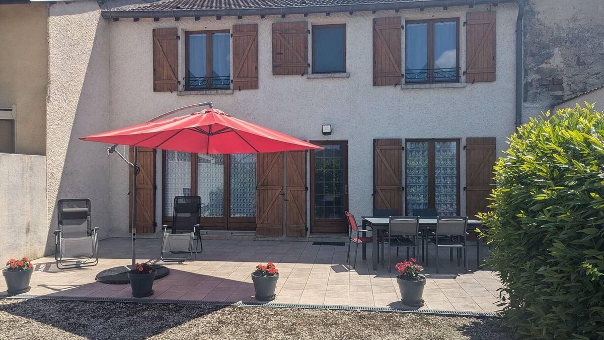Champigny-sous-Varennes Cottage | Serene Getaway: Spacious Home with Terrace, Near Nature & Historical Sites