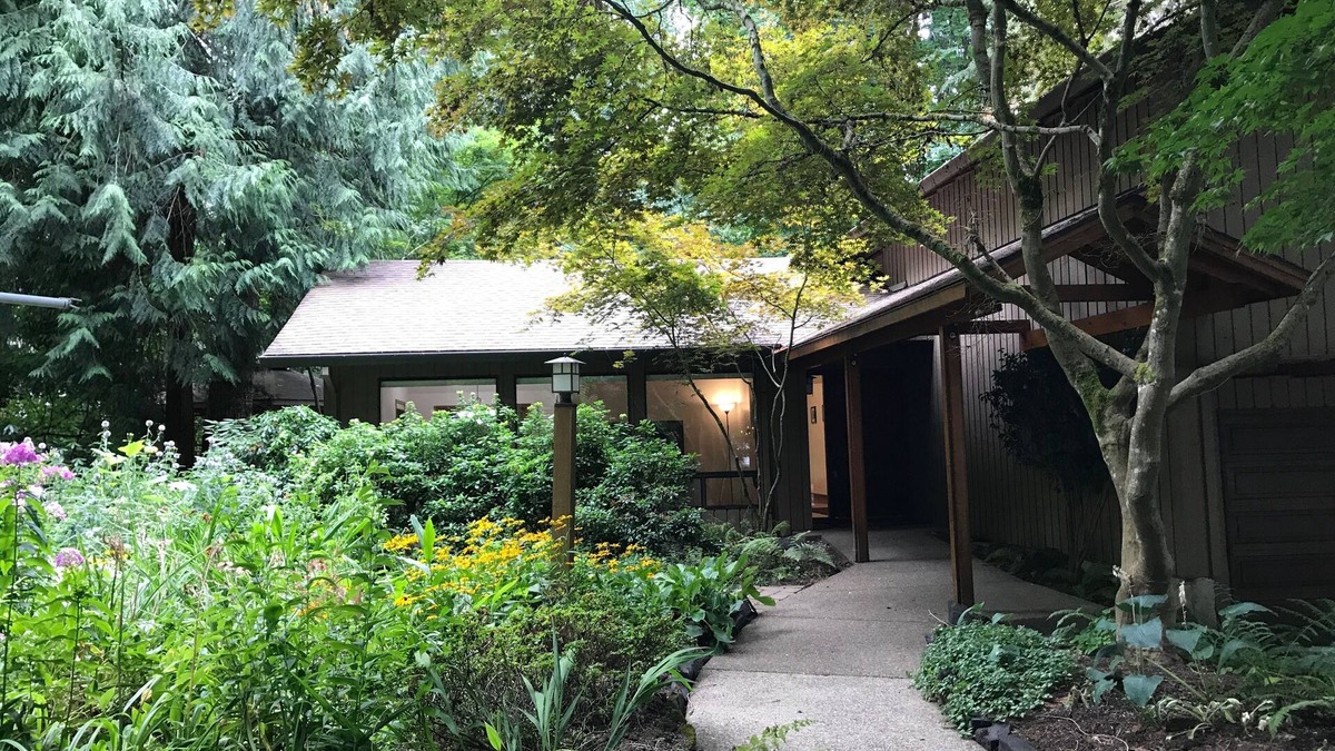 Lake Grove House | Serene Garden Home Center of lake oswego 4 bedrooms, 3 full bath,