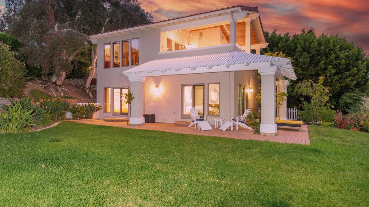 Fairbanks Ranch House | Serene Garden Retreat in a Charming Rancho Santa Fe Guest House