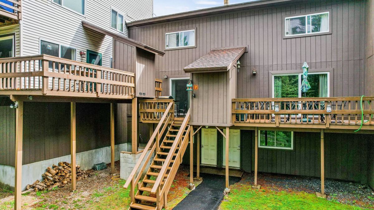 Chestertown Condo | Serene getaway with fireplace, grill, kayaks & washer/dryer