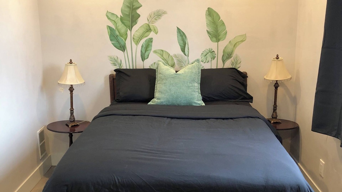 Alta Vista Apartment | Serene Green Guest Room