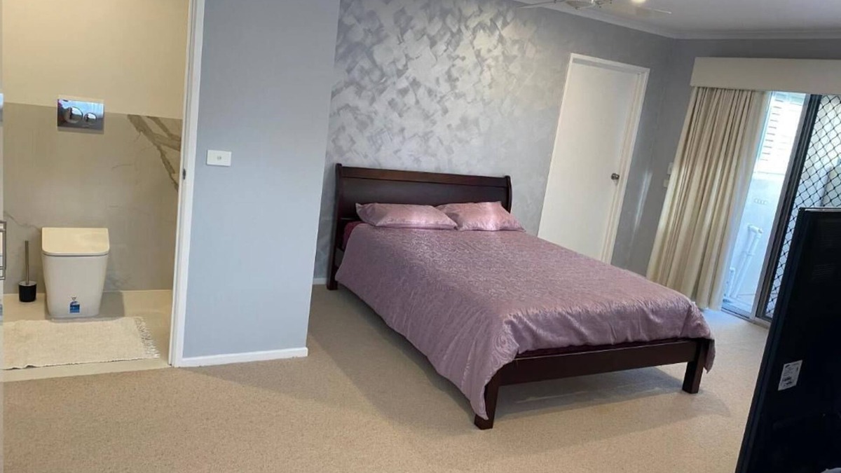 Gladstone Park House | Serene Guest Room in Gladstone Park with Private Entrance